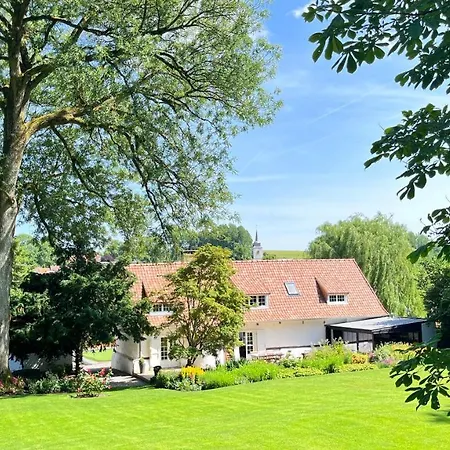 La Plonploniere بيت ضيافة 3*