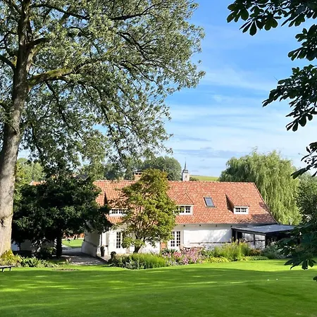 La Plonploniere بيت ضيافة 3*